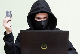 В Сургуте поймали 17-летнего помощника мошенников