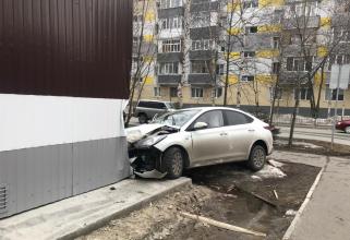 В Сургуте юная автоледи протаранила дом