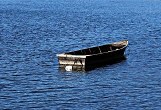 В Югре перевернулась лодка с рыбаками, один утонул
