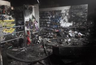 В Нижневартовске сгорел магазин бытовой химии