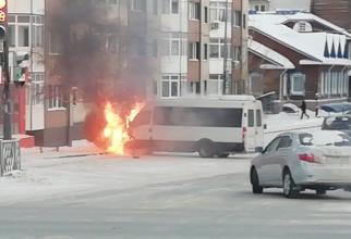 В Ханты-Мансийке сгорел рейсовый микроавтобус