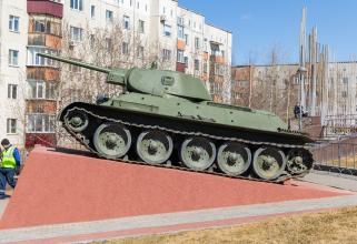 В Сургуте установили уникальный танк Т-34 // ФОТОРЕПОРТАЖ