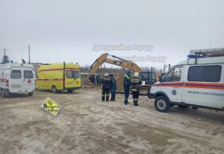 В Нижневартовске пострадали два строителя — их засыпало песком
