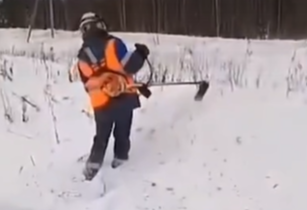 В ХМАО рабочих заставили косить траву в сугробах к приезду начальства