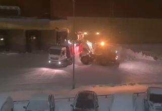 Сургутяне жалуются на ТРЦ «Аура», где по ночам тракторы убирают снег