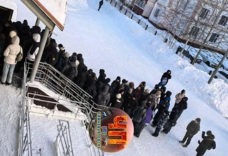 В Нижневартовске школьники по полчаса стоят на улице из‑за проверок с металлоискателем