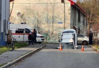 Автомобиль с женщиной и детьми провалился под асфальт в Ханты-Мансийске