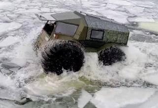 Югорские спасатели помогли пассажирам болотохода выбраться из воды