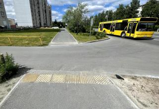Жители Сургута жалуются на опасные и разрушенные тактильные плитки в разных частях города