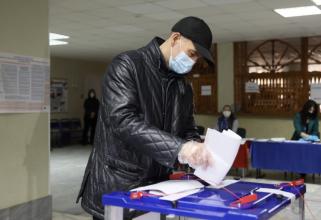 Глава Сургутского района Андрей Трубецкой проголосовал на избирательном участке в Барсово