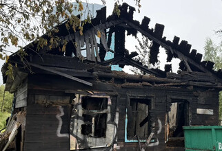 В Сургуте сгорела деревяшка рядом с новым баром-избушкой