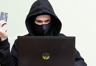 Школьница из ХМАО перевела мошенникам крупную сумму и «спасла» маму от тюрьмы