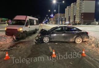 Автоледи из Ханты-Мансийска спровоцировала ДТП — пострадали ее маленькие дети