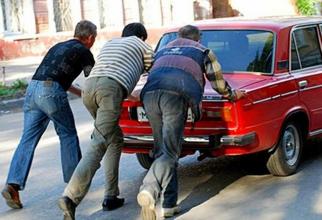 Трое пьяных жителей Югры угнали автомобиль «с толкача»