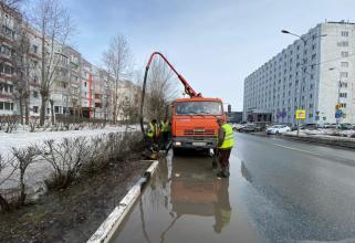 Коммунальщики Сургута начали откачивать воду с улиц города
