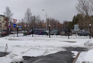 Чиновники пояснили, почему не делают тротуар к Сургутской ОКБ от парковки у сквера Старожилов