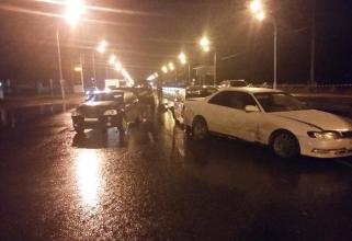 В Нижневартовске молодой водитель собрал «паровозик» из четырех машин