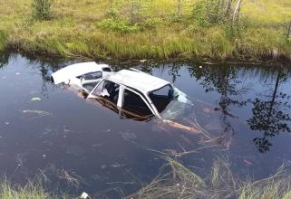 В Югре машина улетела в кювет и ушла под воду — погиб человек