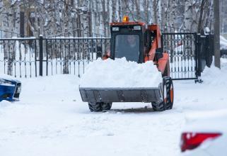 Для очистки затопленных улиц власти Сургута экстренно заключают контракты на вывоз снега