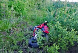 В Югре мотоциклиста занесло на дороге, и он вылетел в кювет