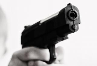 Житель Нижневартовска навел на соседку пистолет и передернул затвор — его оштрафовали на 50 тысяч рублей