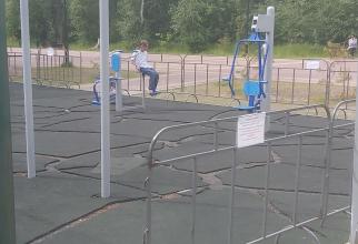 В новом сквере Сургута покрытия на детских и спортивных площадках не выдержали испытания временем