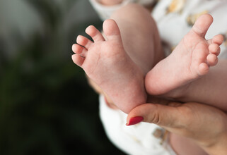 Кесарево в отдаленном поселке и 77 дней борьбы: в Югре спасли маму и двойняшек