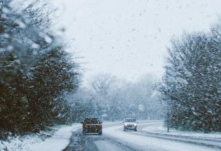 1 декабря в трех районах Югры ожидается сильный ветер и снегопад — местами перекрывают дороги