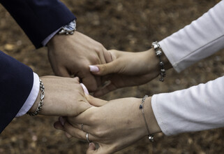 Дочь-подросток влюбилась в парня и хочет переехать к нему в другой город. Как реагировать?