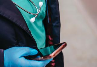 Для врачей из Югры разработали мобильное приложение для оформления записей сразу на вызовах