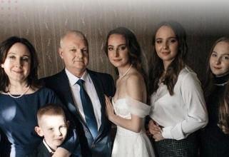 Многодетную семью Лужецких из ХМАО наградили медалью родительской славы
