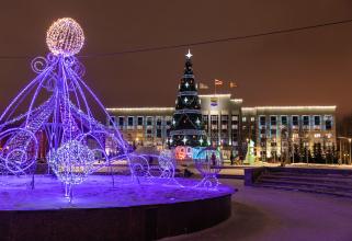 Новый год на носу: в Старом Сургуте готовят ледовые скульптуры, а в городе — горки и елки