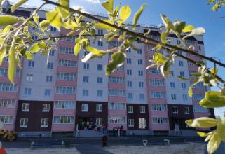 В Лянторе Сургутского района начали заселять новый дом — чиновники выкупили более 60 квартир