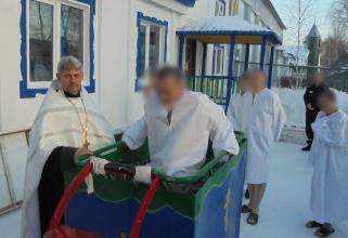 В Югре больше 300 заключенных в Крещение окунулись в купели