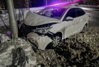 В Сургуте невнимательный водитель врезался в столб