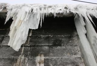 В Нефтеюганске 11 управляющих компаний наказали за несвоевременную очистку крыш от снега и льда