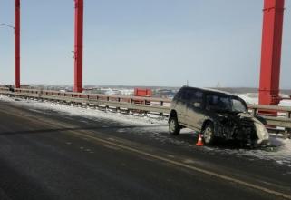 В Югре на мосту «Красный дракон» водитель уснул за рулем и разбился