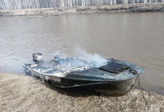 В Югре загорелась лодка. Один из рыбаков получил ожоги ног