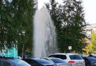 В Нижневартовске во дворе жилого дома начал бить огромный фонтан воды // ВИДЕО