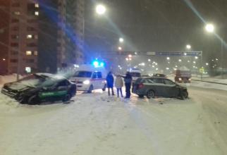 В Ханты-Мансийске грузовик со снегом вытолкнул легковушку на встречку — пострадал ребенок