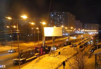 В Сургуте по ночам устанавливают рекламные билборды