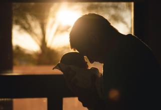 В Югре начнут выдавать новые медали. Одна из них — за отцовство
