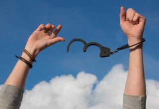 Полиция Сургута поймала двух подростков на продаже полграмма наркотика