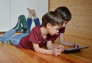 Родители в Югре запустили голосование о необходимости дистанционного образования