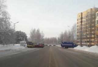 В Сургуте столкнулись автобус, автомобиль «Почты» и два внедорожника