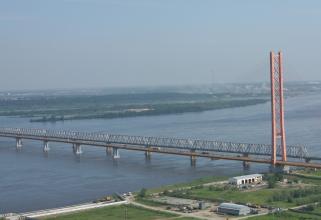 По мосту через Обь возле Сургута запретили ездить автомобилям тяжелее 50 тонн