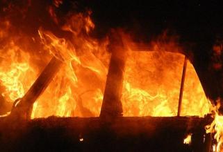 В Югре в крупном пожаре сгорело семь грузовиков и внедорожник. Пострадал один человек