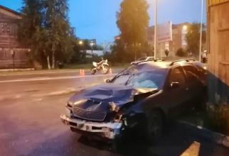 В столице Югры мотоциклист проехал на красный и врезался в кроссовер