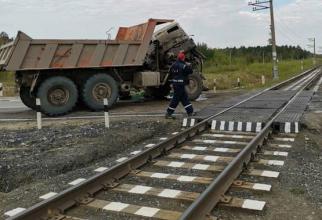 В Югре водитель «КамАЗа» попал в реанимацию после столкновения с поездом