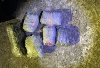 В запасном колесе иномарки в Югре нашли 7 кг наркотиков // ВИДЕО